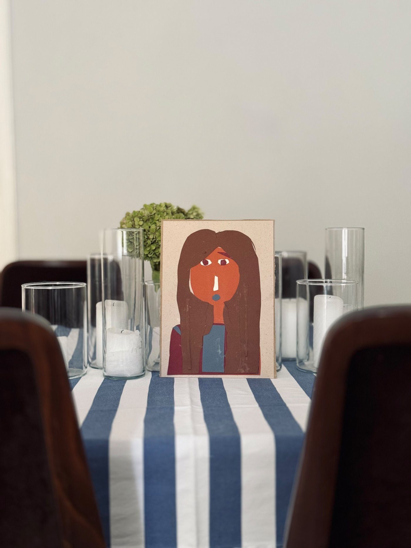 Portret od papira na stolu